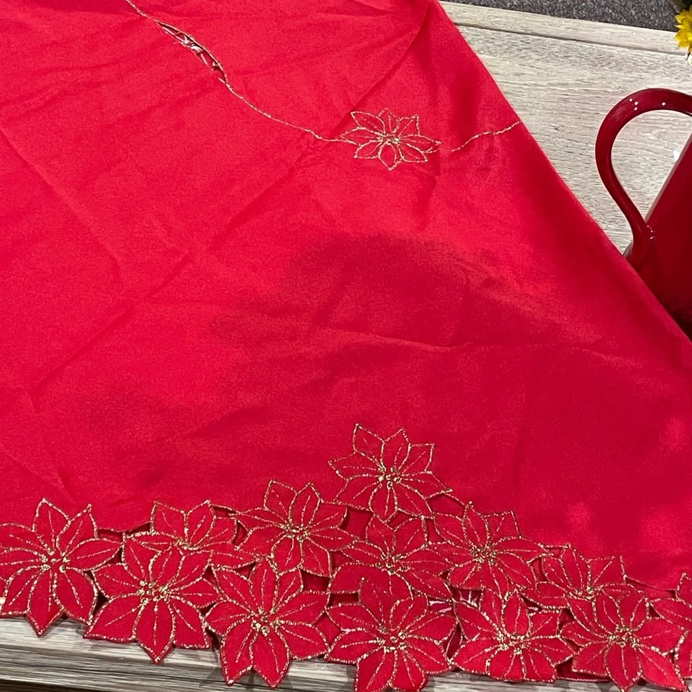 Poinsettia Cluster Round Red Tablecloth